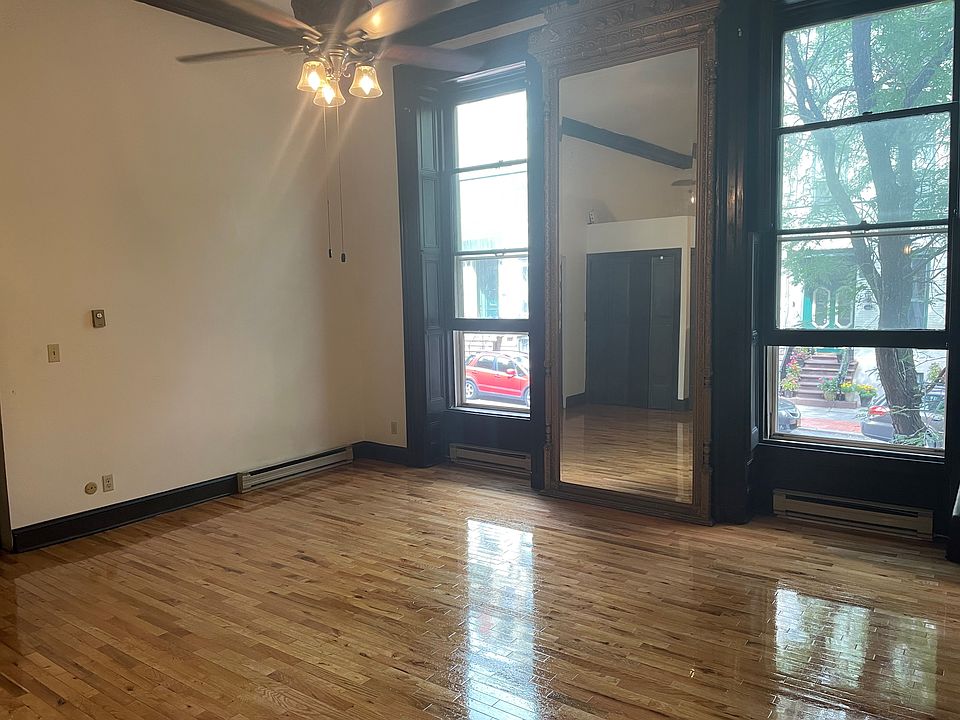 LR + gilded mirror unfurnished