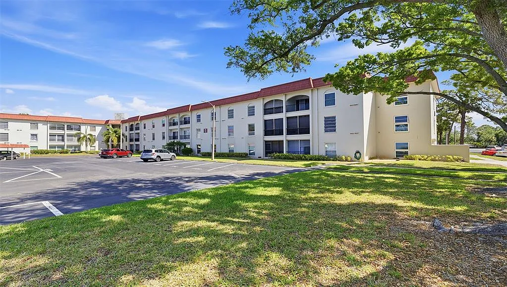 2 bed, 1.5 bath, 930 sqft, $1,900 — Photo 2