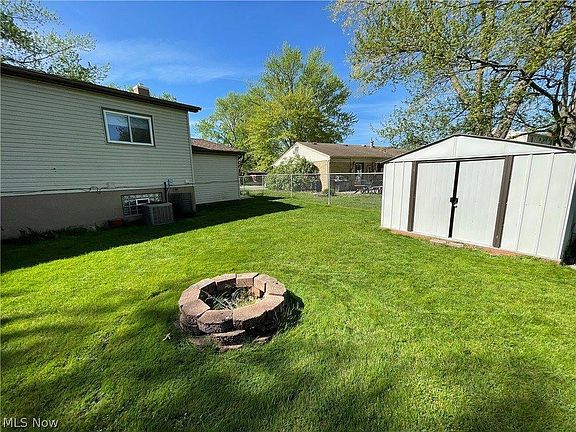 3rd image of 1215 Woodhurst Dr
