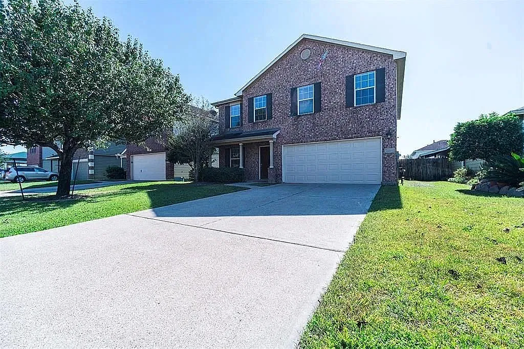 4 bed, 2.5 bath, 2214 sqft, $2,300 — Photo 1
