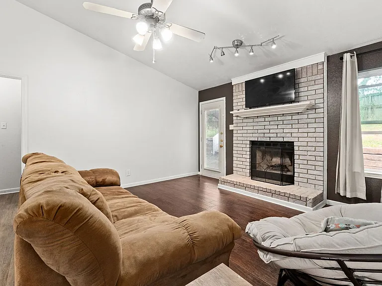 2210 Barry Dr — Photo 5