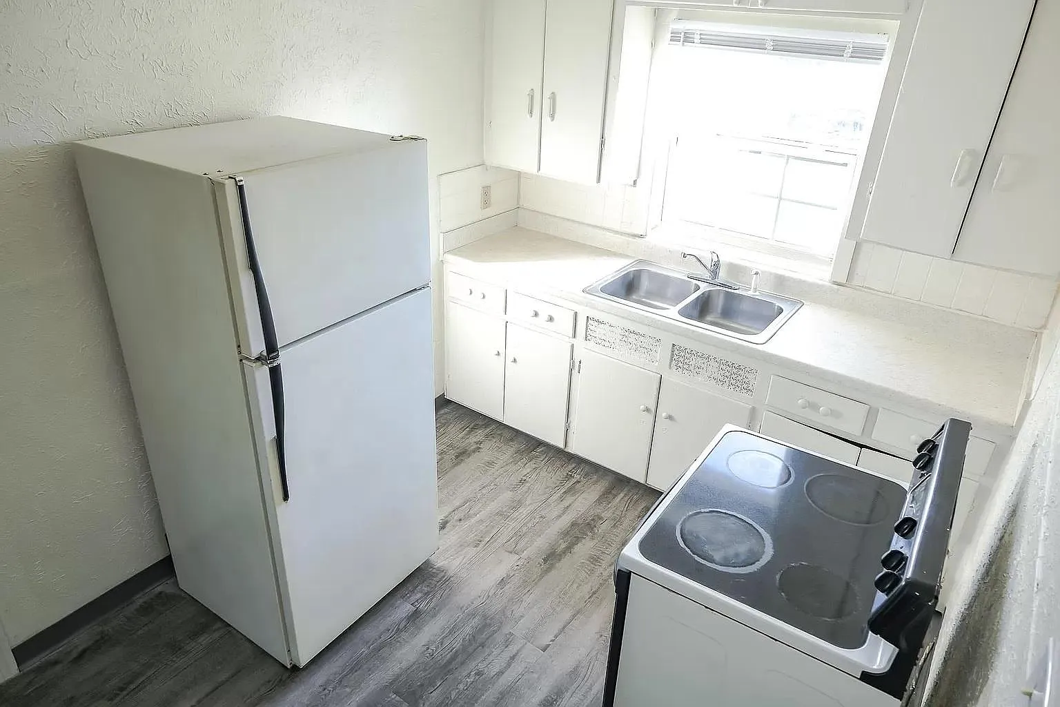 100 Victor Ave — Photo 4