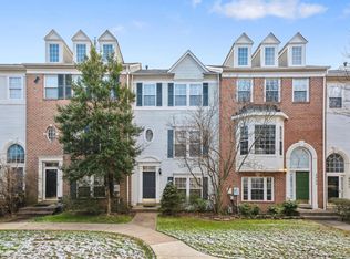 4095 Fountainside Ln, Fairfax, VA 22030