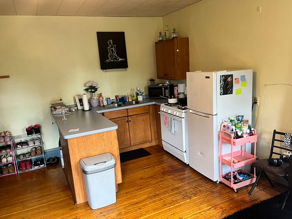 1st image of 450 Oxford St Unit 4