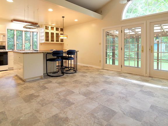 4th image of 337 Carpenter Dr