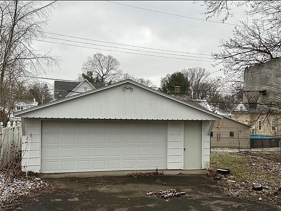5th image of 136 E Raymond Ave