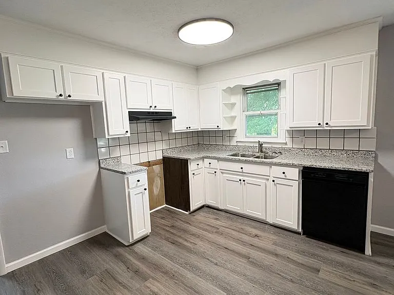 1004 N Dixie Hwy — Photo 4