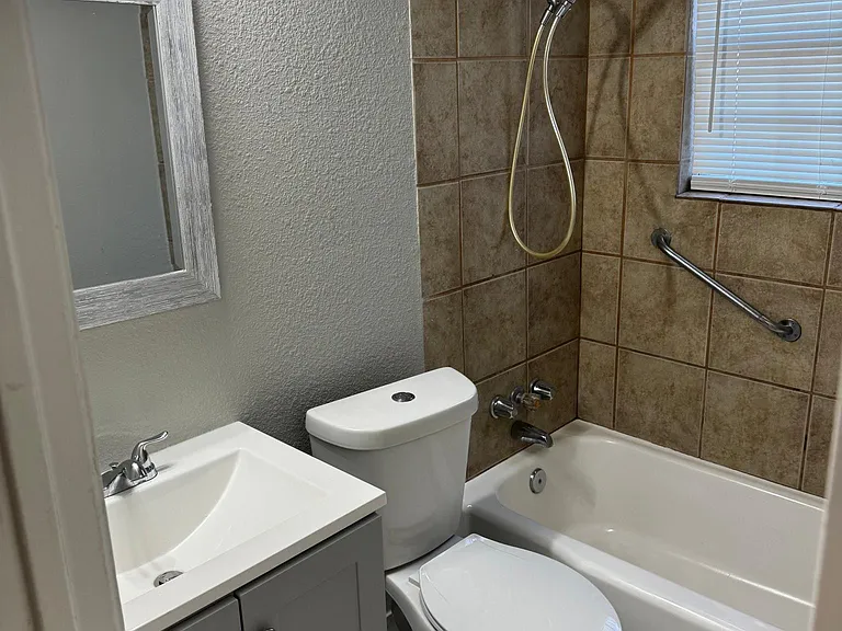 1814 W East Roberts Dr #1 — Photo 6