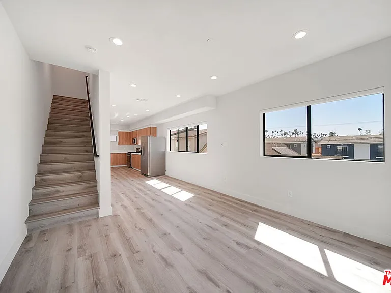 406 1/2 N Kenmore Ave — Photo 2