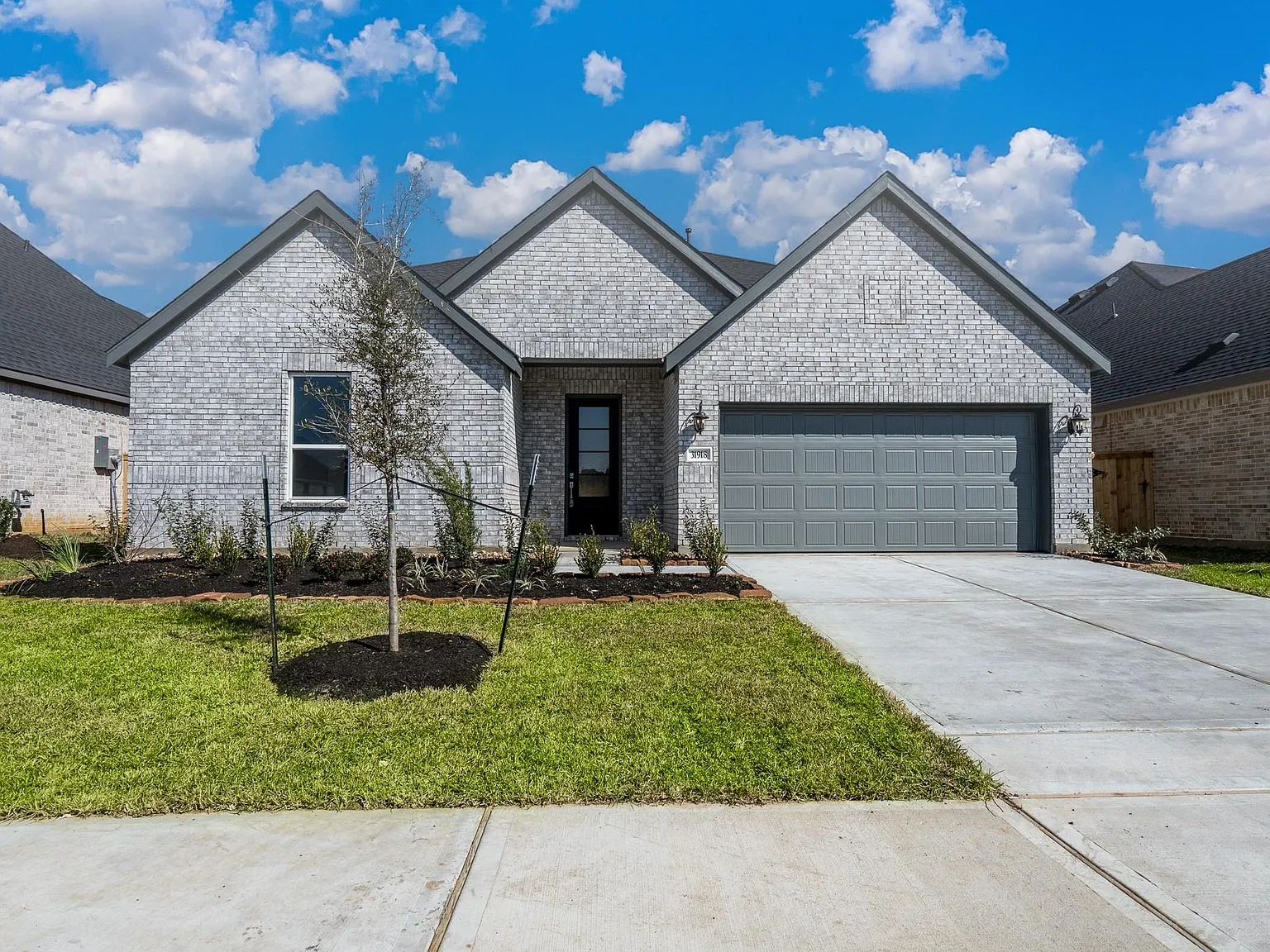 4 bed, 3.0 bath, 2731 sqft, $2,690 — Photo 1