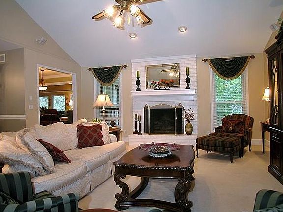 4th image of 3698 Wentworth Ln