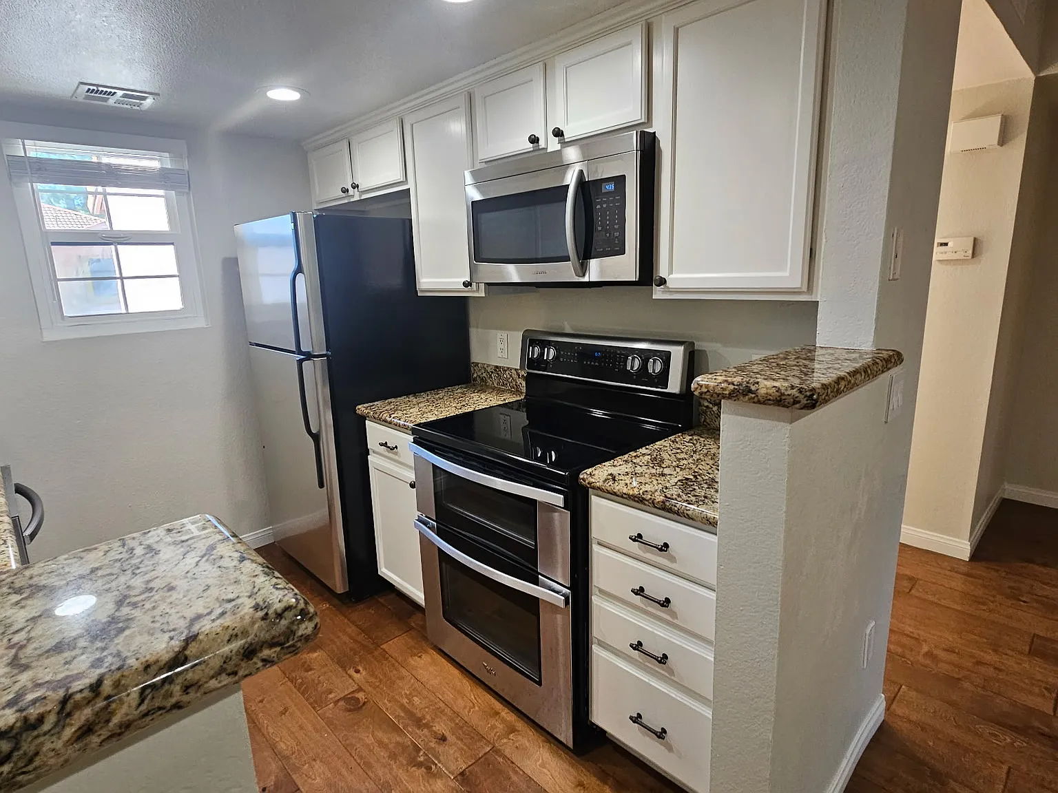 2 bed, 1036 sqft, $3,200 — Photo 4