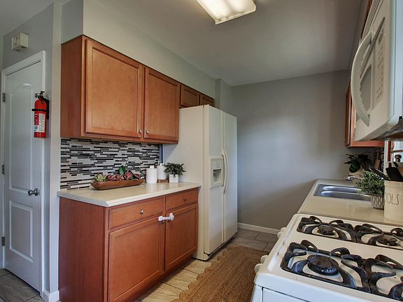 4th image of 3230 Brentwood Dr