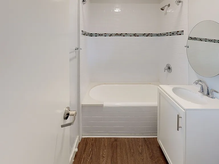 Alex Court Apartments — Photo 13
