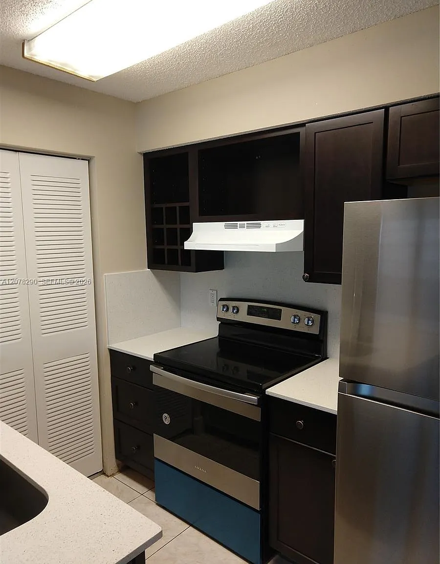 Royal Poinciana Condo — Photo 4