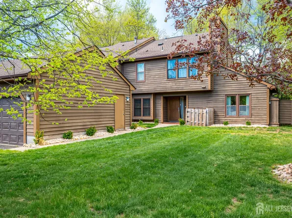 138 Oakmont Ct, Edison, NJ 08820