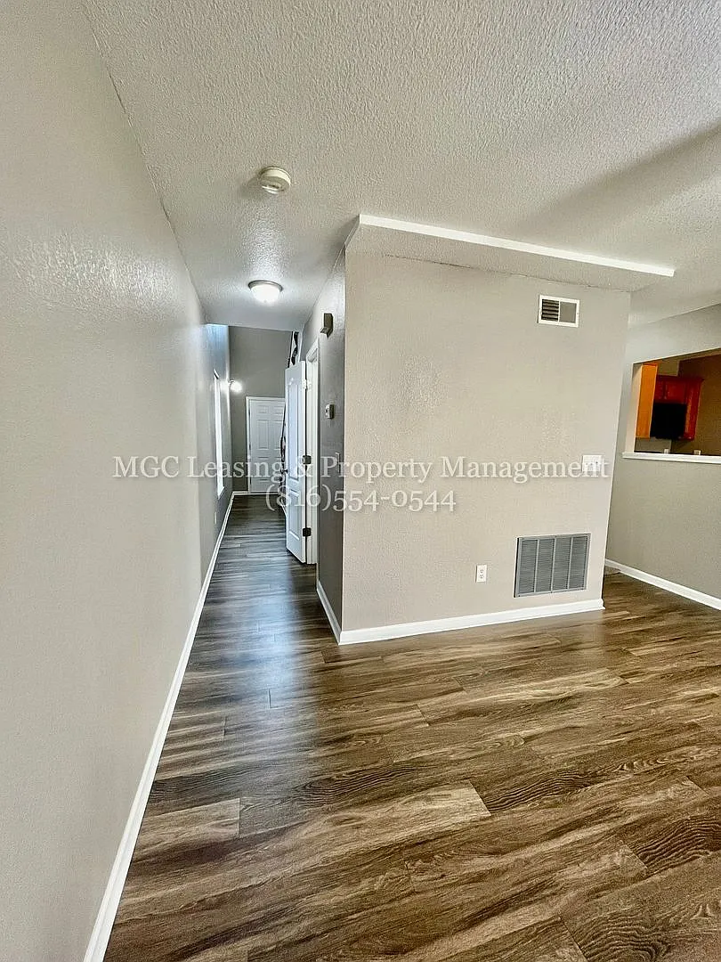 3101-3103 NW Gateway Dr — Photo 3