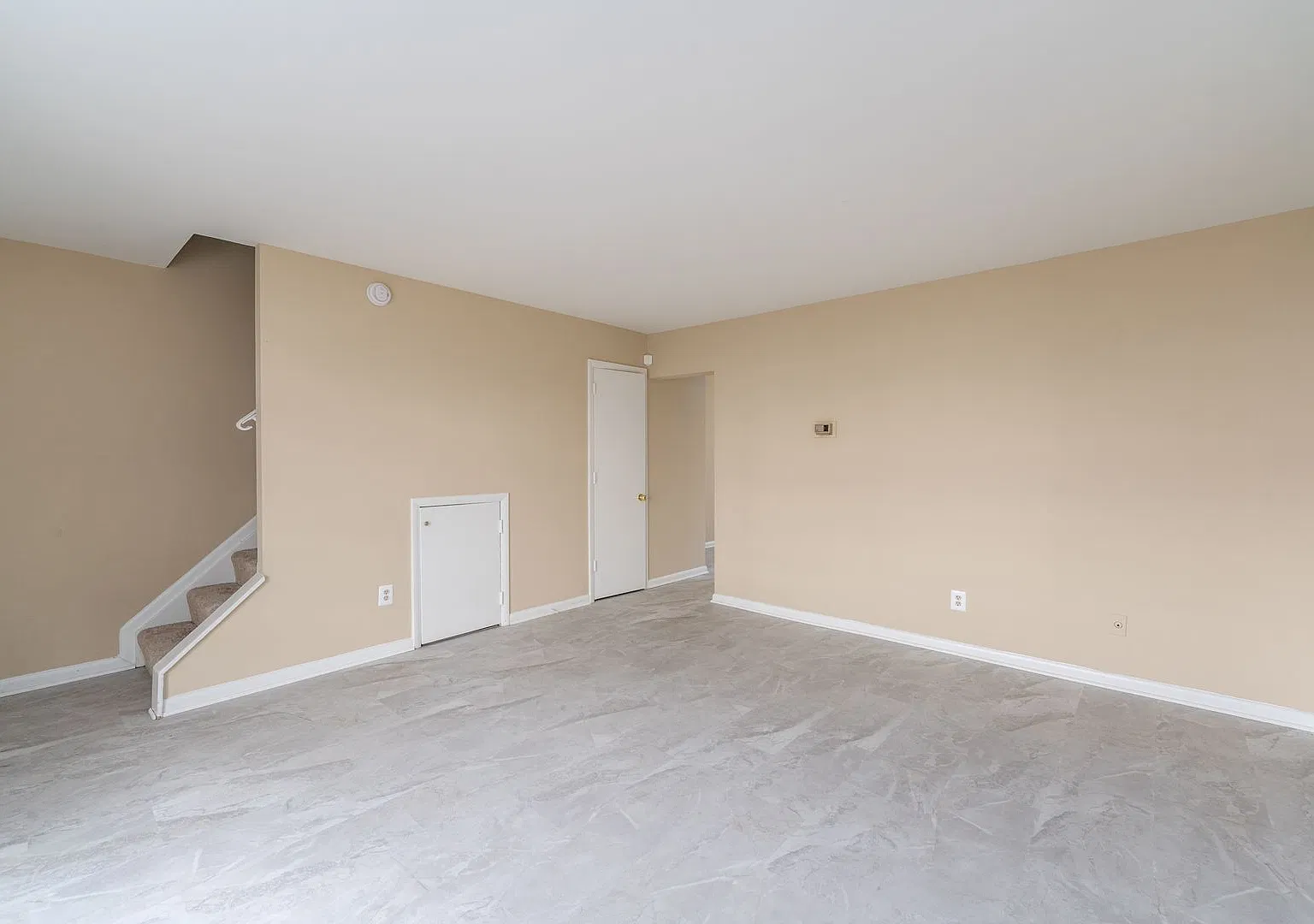 3-Bedroom, 1.5 Bathroom Townhouse in Rosedale — Photo 3