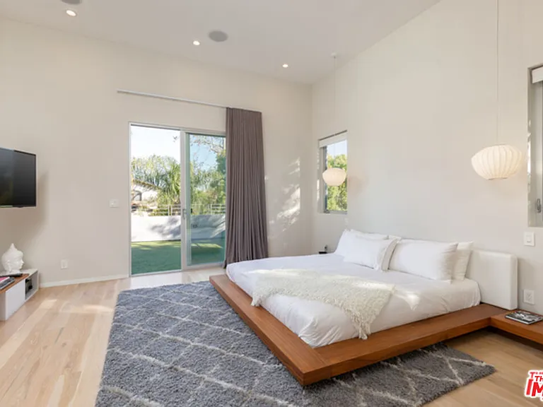 459 N Flores St — Photo 19
