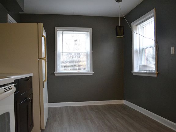 2nd image of 427 W Wabash Ave