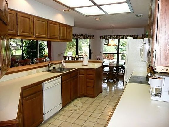 Large Kitchen w/ Breakfast Bar!