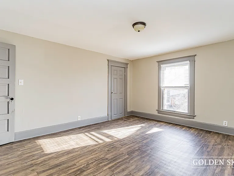 1114 Mourer St — Photo 3