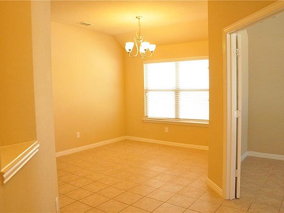 4th image of 2816 Castle Creek Dr