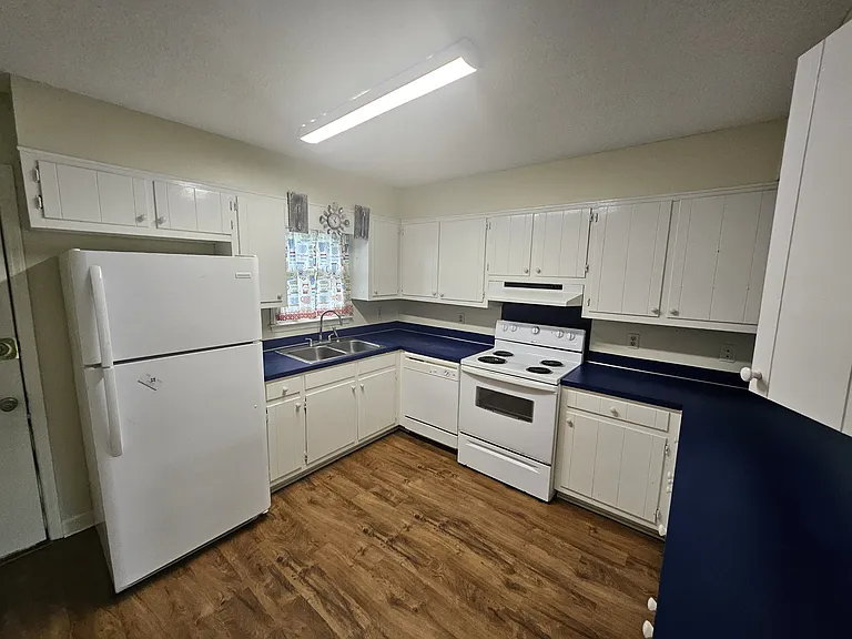 102 Cedar Ct #B — Photo 3