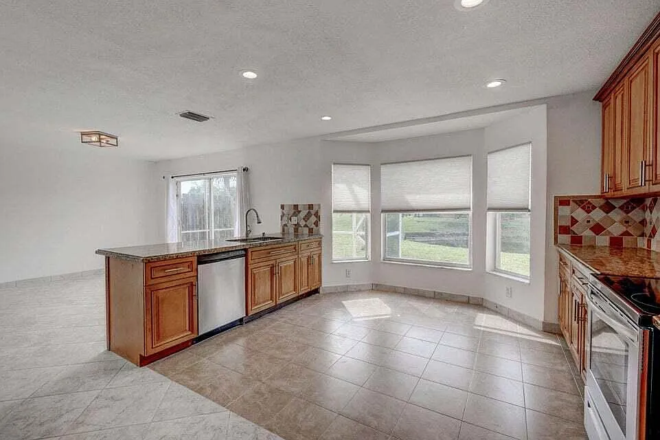 4 bed, 2.5 bath, 1927 sqft, $4,250 — Photo 4