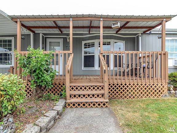 Beautiful covered front deck to sit and relax! Enjoy the view of Mt Rainier and visit with neighbors! 