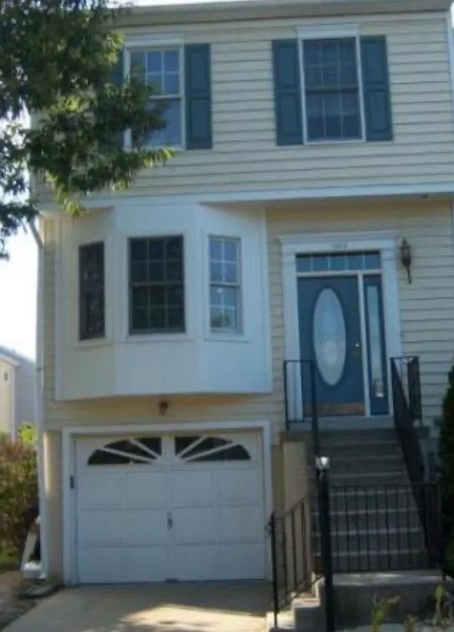 3 bed, 1500 sqft, $2,500 — Photo 1
