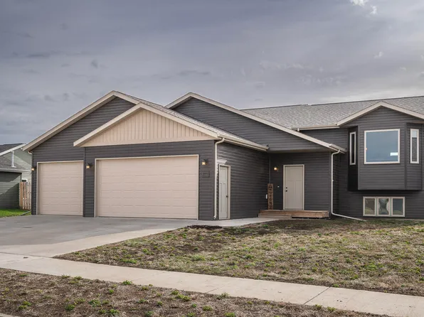 2993 Armstrong St, Bismarck, ND 58504