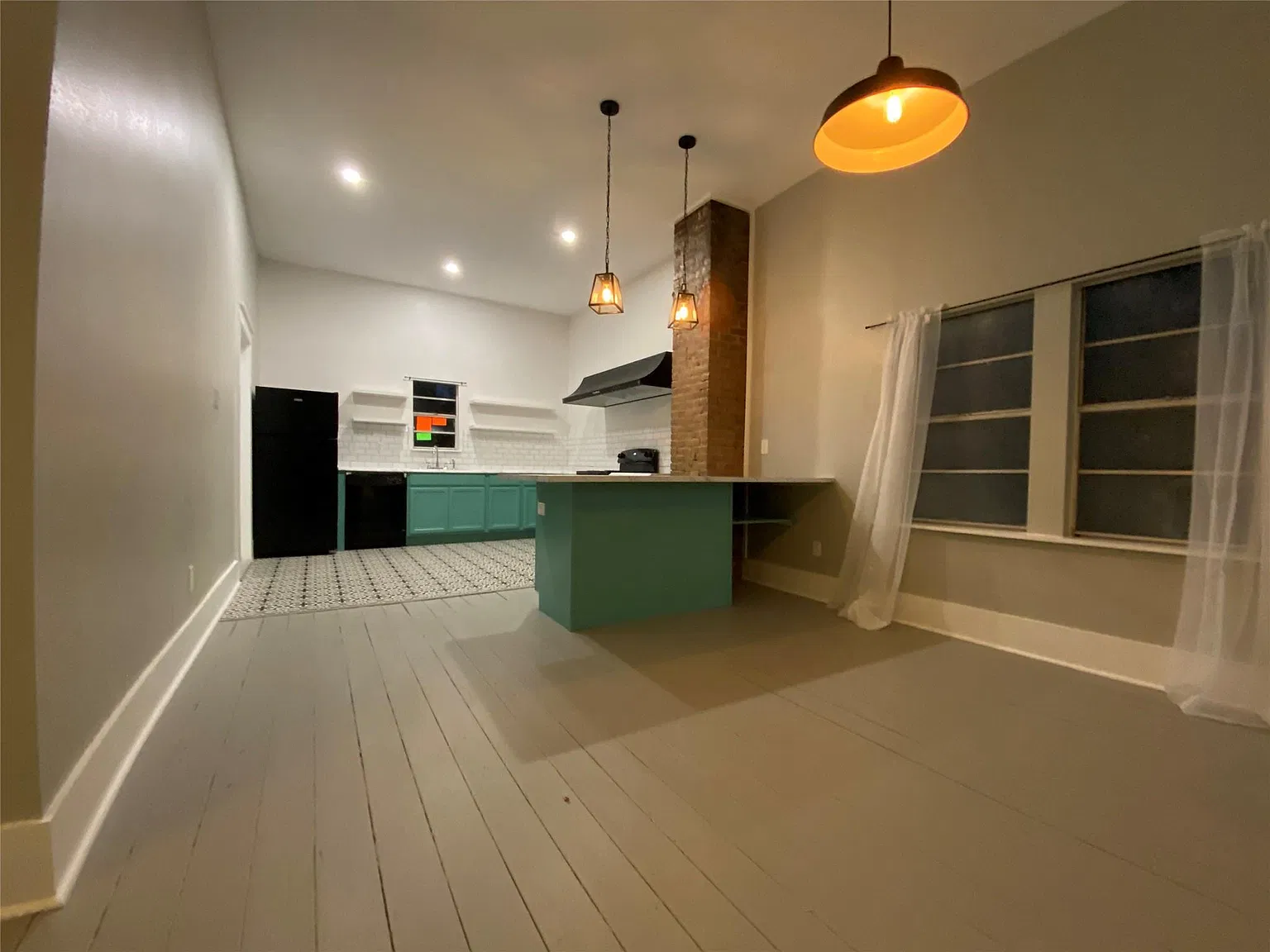 2 bed, 1.0 bath, 1340 sqft, $1,500 — Photo 4