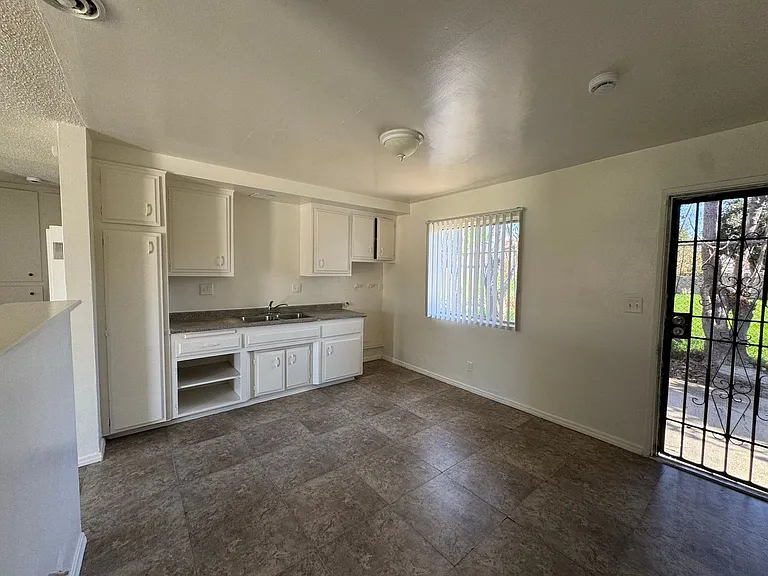 1233-1247 W Grand Ave — Photo 10