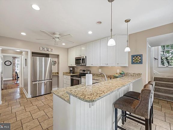 4th image of 503 Forest View Rd