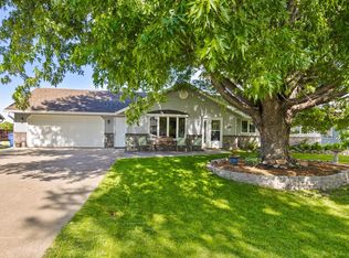 830 Hyland Dr, Larchwood, IA 51241