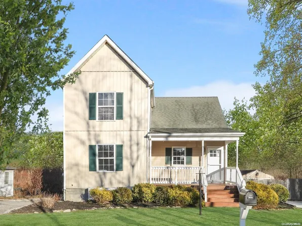 7 Oak Street, Sayville, NY 11782