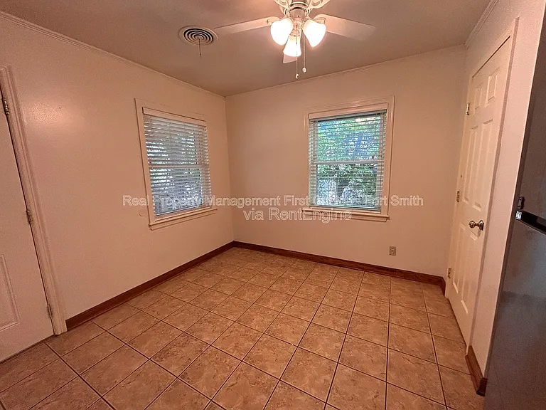 1306 S 41st St — Photo 24