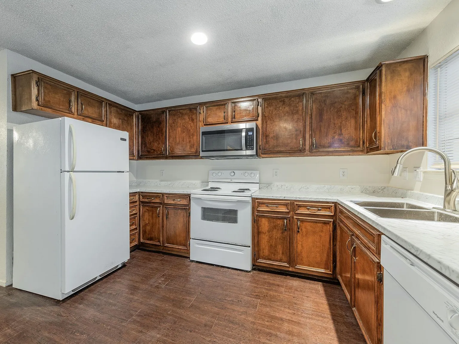6 bed, 2.0 bath, 1818 sqft, $725 — Photo 3