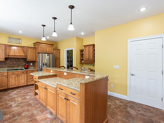 3rd image of 17 Margaret Cir