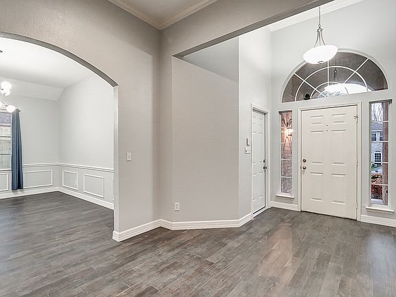 3rd image of 3610 Crestcreek Ct