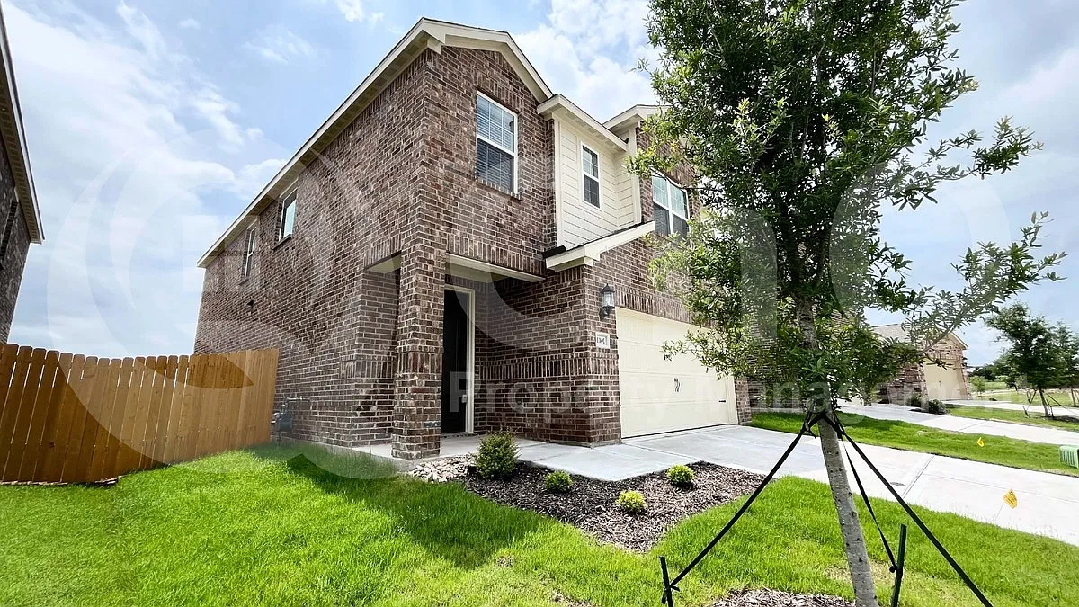4 bed, 2.5 bath, 2307 sqft, $2,350 — Photo 2