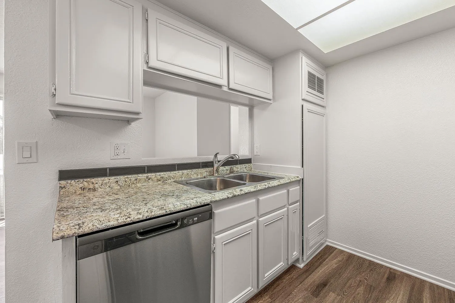3 bed, 1080 sqft, $2,995 — Photo 4