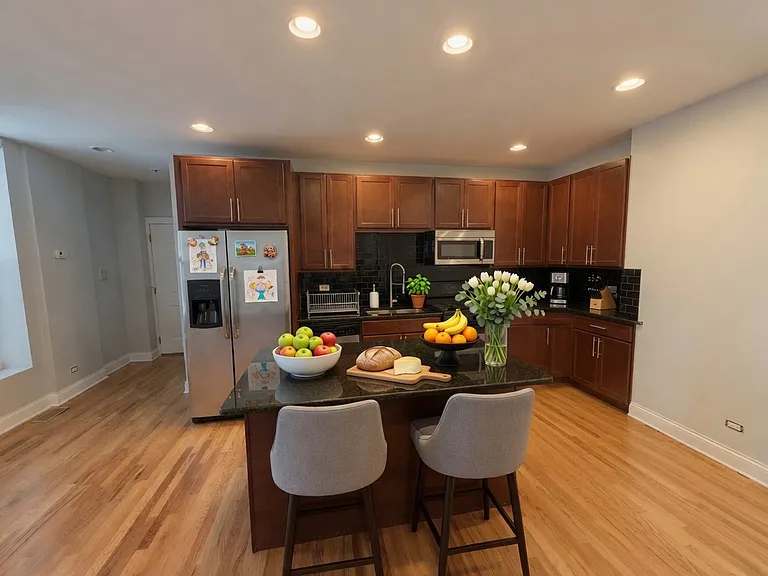 1741 W Erie St #1R — Photo 2