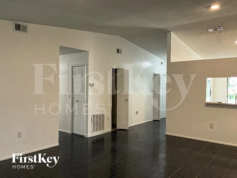3228 Curry Woods Cir #2 — Photo 2