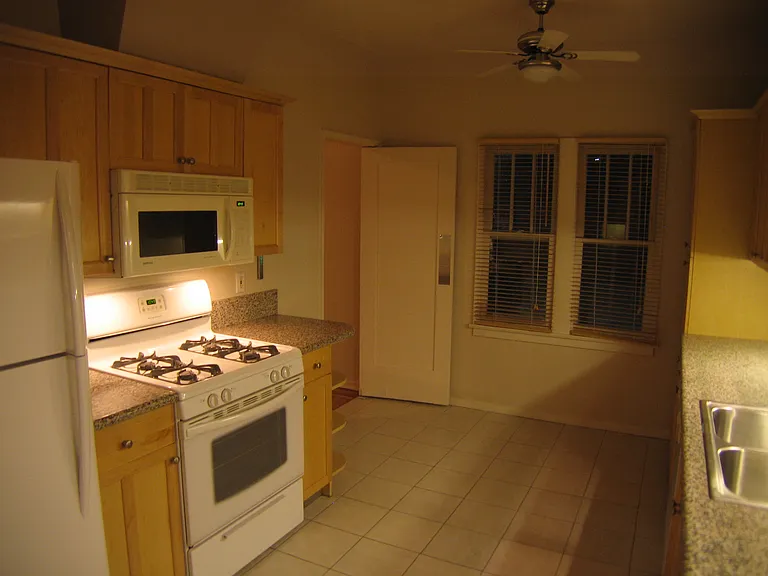 200 Kitchen in white.