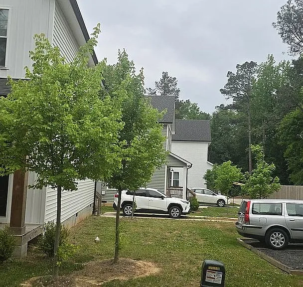 1420 Maplewood Dr #C — Photo 2