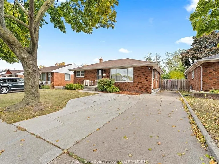 1374 Josephine Ave #LOWER — Photo 2