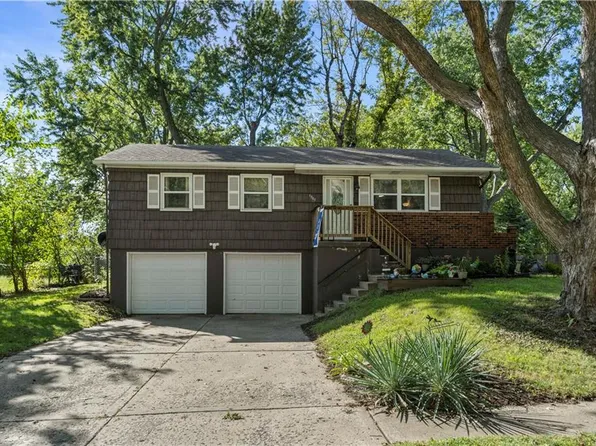 1301 SE Cherry Tree Ln, Blue Springs, MO 64014