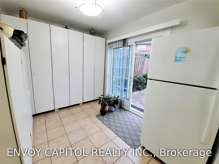 14 Faulkner Cres — Photo 4